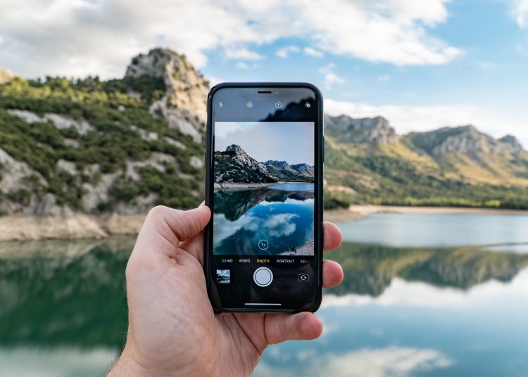 A imagem mostra um dos celulares baratos com câmera boa para você comprar pagando menos em 2020